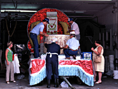 Finishing up the 1-ton banana pudding at the 1981 Banana Festival, Fulton KY - S. Fulton TN