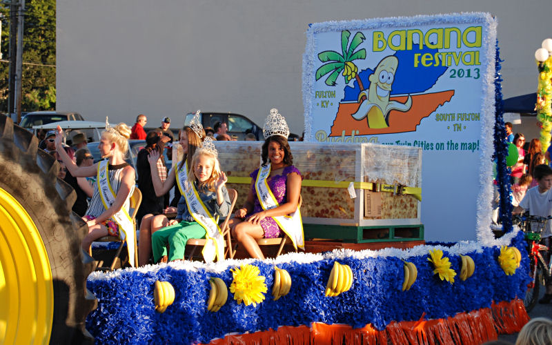 The 2013 Banana Festival queen and the 1-ton banana pudding, Fulton KY - S. Fulton TN