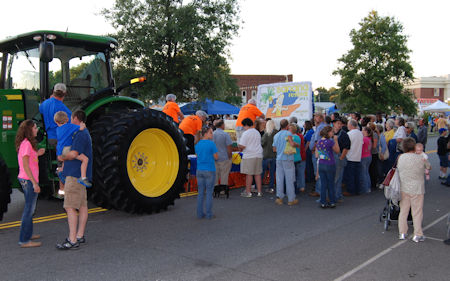 Crowds gather for banana pudding, 2013 Banana Festival, Fulton KY - S. Fulton TN