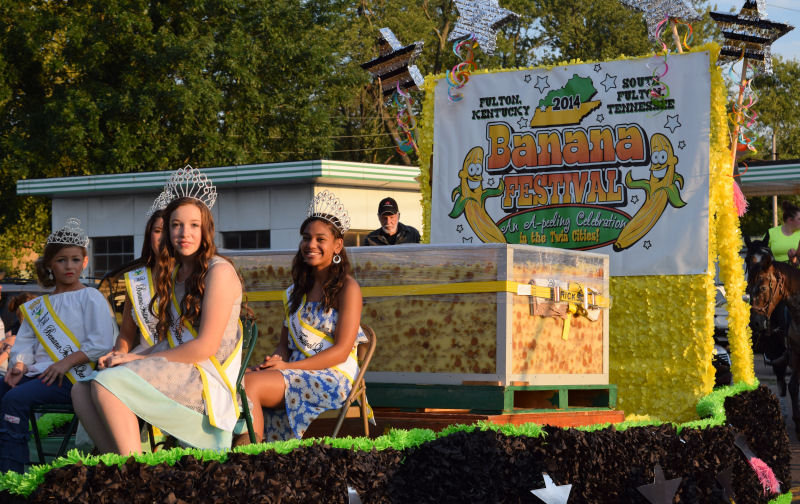 One ton banana pudding float with the queen and her court, 2014 Banana Festival parade.