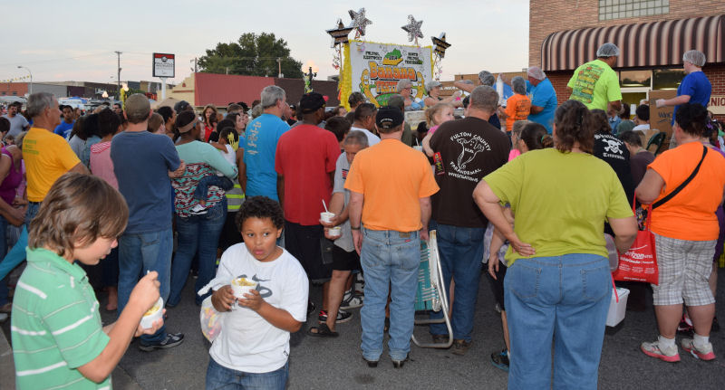 One ton banana pudding is served, 2014 Banana Festival, Fulton KY - S. Fulton TN