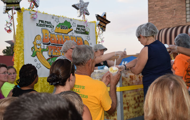 One ton banana pudding is served, 2014 Banana Festival, Fulton KY - S. Fulton TN